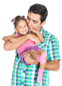 父亲抱着并亲吻他有趣的多民族小女儿