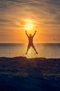 日出时的人图片