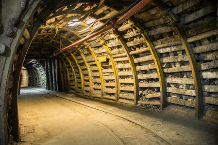 现代矿井弯曲巷道照片