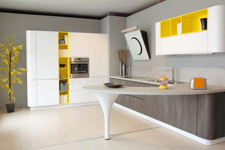 现代厨房白色和黄色