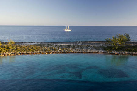 巴哈马拿骚天堂岛浅滩和帆船