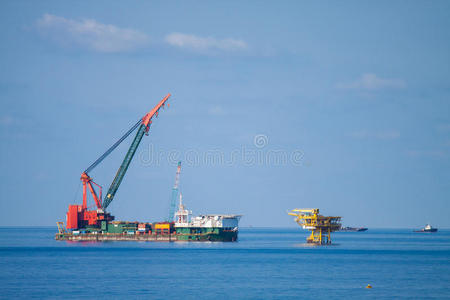 大型起重船在海上安装平台，起重船进行海上重型起重安装工程