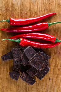 美味的黑巧克力和辣椒照片