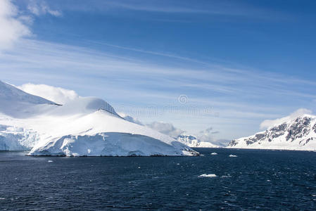南极洲晴天的童话般的风景