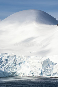 南极洲被雪覆盖的小山