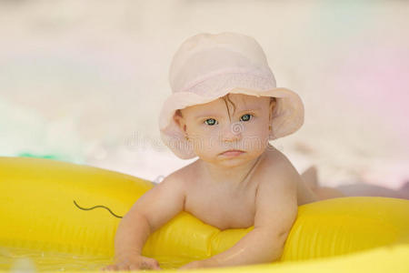 有唐氏综合症的快乐女婴在游泳池里玩耍