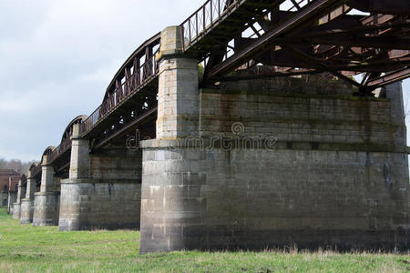 生锈的铁路桥