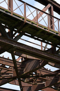 生锈的铁路桥