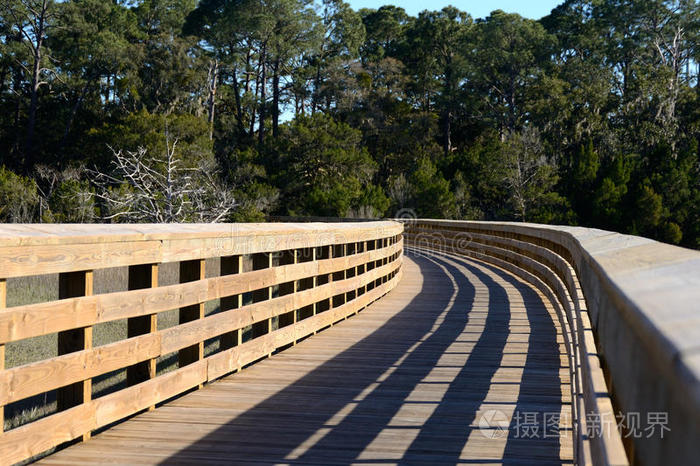 穿过屏障岛沼泽的木制走道照片-正版商用图片1axc1g-摄图新视界