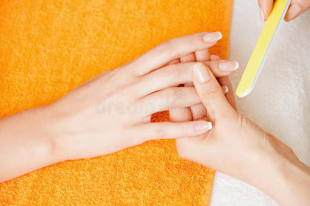 女性手部的修甲过程