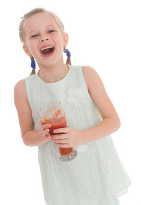 小女孩喝着美味的红番茄汁
