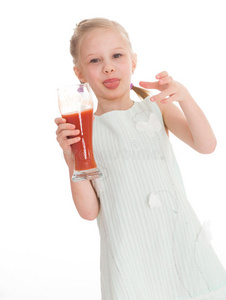 小女孩喝着美味的红番茄汁