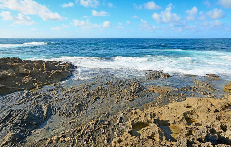 岩石边的波浪