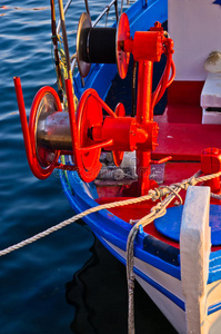 一艘装有红色彩色机器的渔船的细节