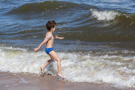 小男孩在海边玩耍