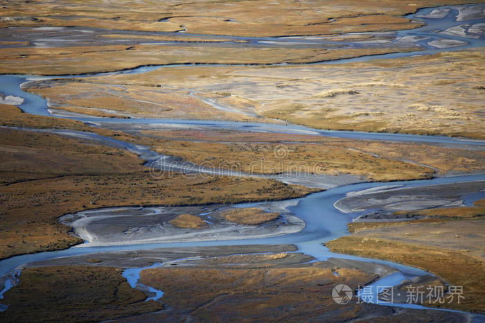 在河里弯弯曲曲