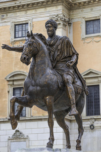 马库斯奥雷利乌斯marcus aurelius马术雕像位于坎皮多格利奥广场，