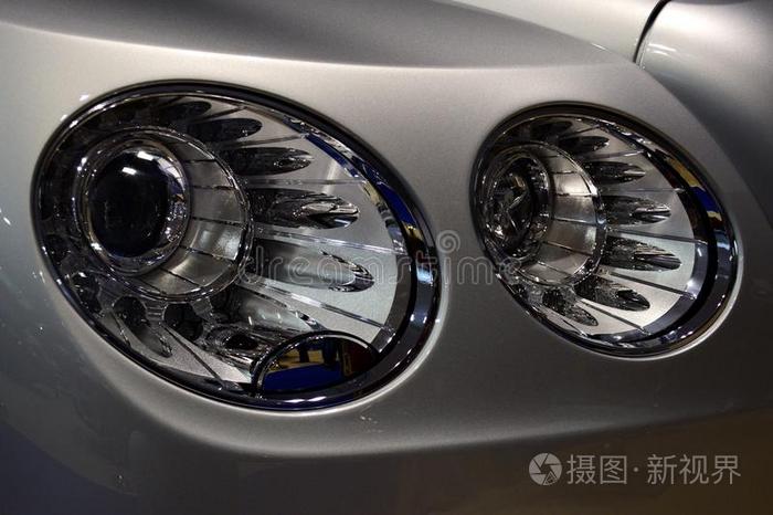 豪华现代豪华轿车圆形led大灯