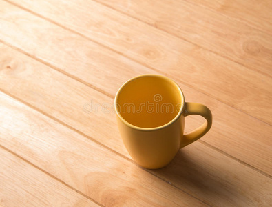 放在木地板上的咖啡杯。