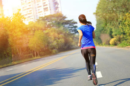 在城市里奔跑的女人图片