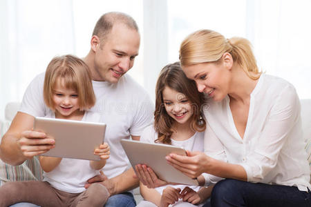 一家人和两个孩子用平板电脑