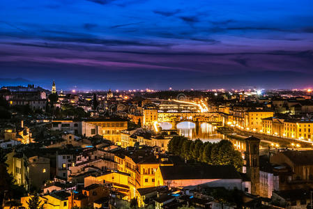 佛罗伦萨阿诺河上的vecchio桥夜景