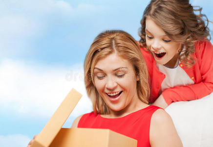 微笑的母女拿着礼盒
