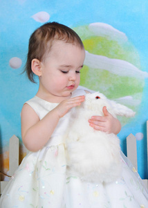 复活节的小女孩抚摸兔子图片