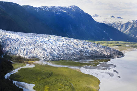 泪流成河冰川冰融化成阿拉斯加的一个湖泊照片