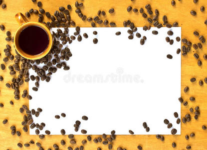 木板上的白纸和咖啡杯