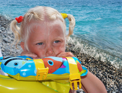 三年的女孩，金发碧眼，在海边