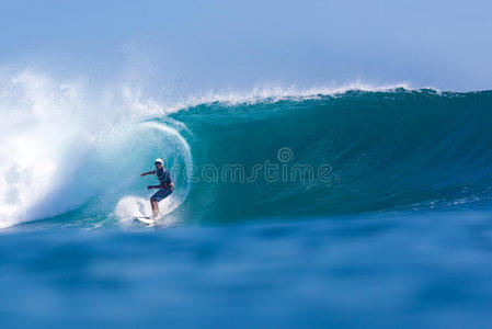 冲浪a波浪压盖冲浪印度尼西亚地区.