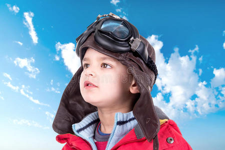 小男孩飞行员照片