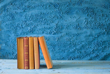 蓝色背景的书照片