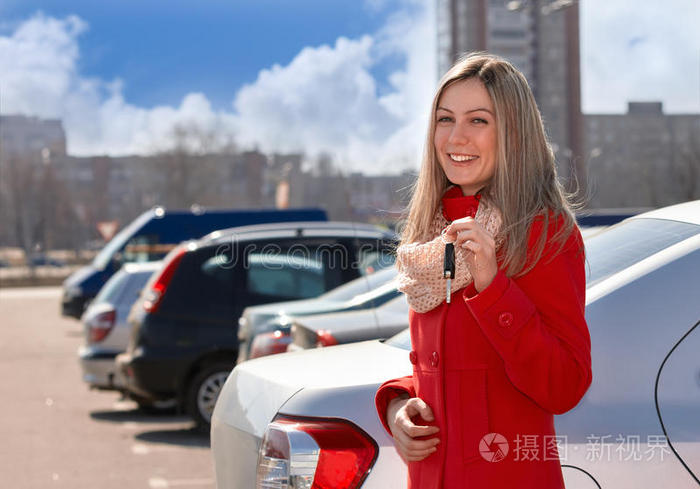 女孩和汽车