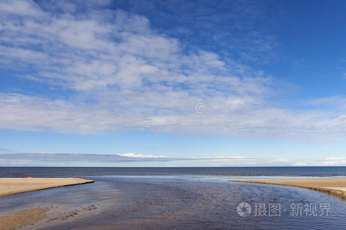 小河和波罗的海。