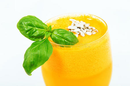 榨汁机里的橙汁图片