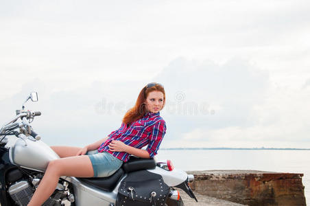 漂亮，性感，骑摩托车的年轻女人