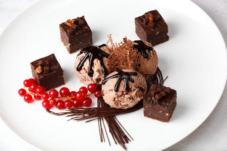 巧克力冰淇淋加糖果和红醋栗图片