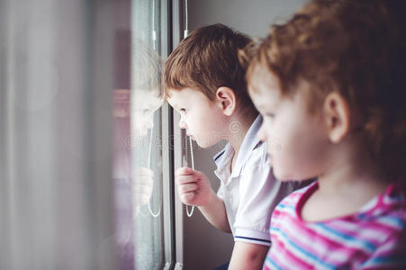 孩子们在窗户里看着。