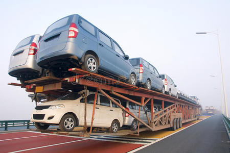 汽车运输车照片