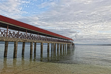 在绿松石色热带天堂岛海滩日落图片