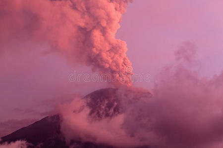 通古拉瓦火山强烈喷发