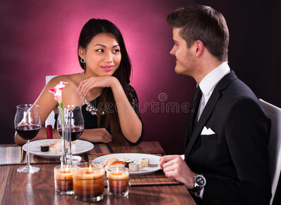 一对在餐馆吃饭的夫妇