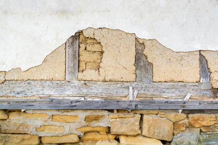 土坯墙，旧的白色灰泥和木梁