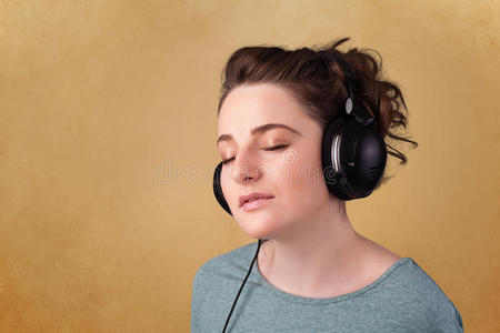 戴着耳机的年轻女子在录音室听音乐