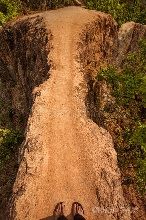 新西兰山中的直空路山中石径山路山路美丽的山景老街通往青山的路很长