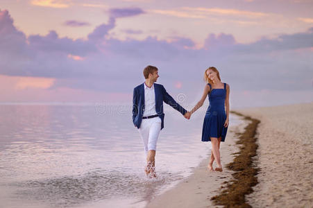 一对浪漫的热带海滩情侣