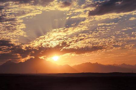 撒哈拉沙漠山脉的日落