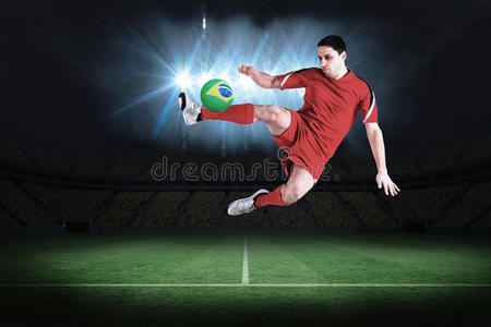 健康足球运动员跳跃和踢腿的合成图像